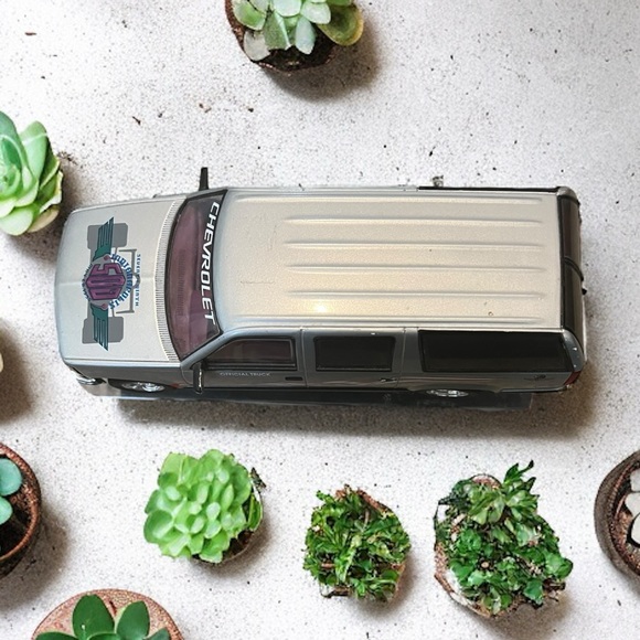 Brookfield Collectors Guild 1994 Suburban Die Cast Car - Picture 3 of 10